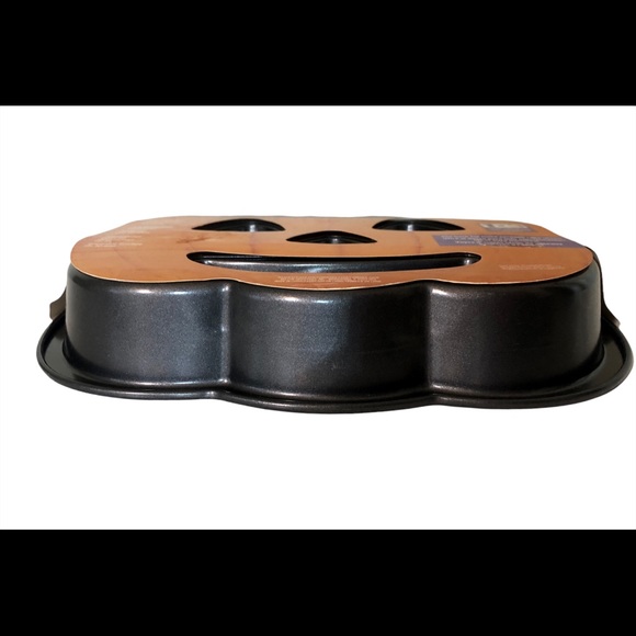 Wilton Jack-O-Lantern Halloween Non-Stick Bakeware - Picture 3 of 6